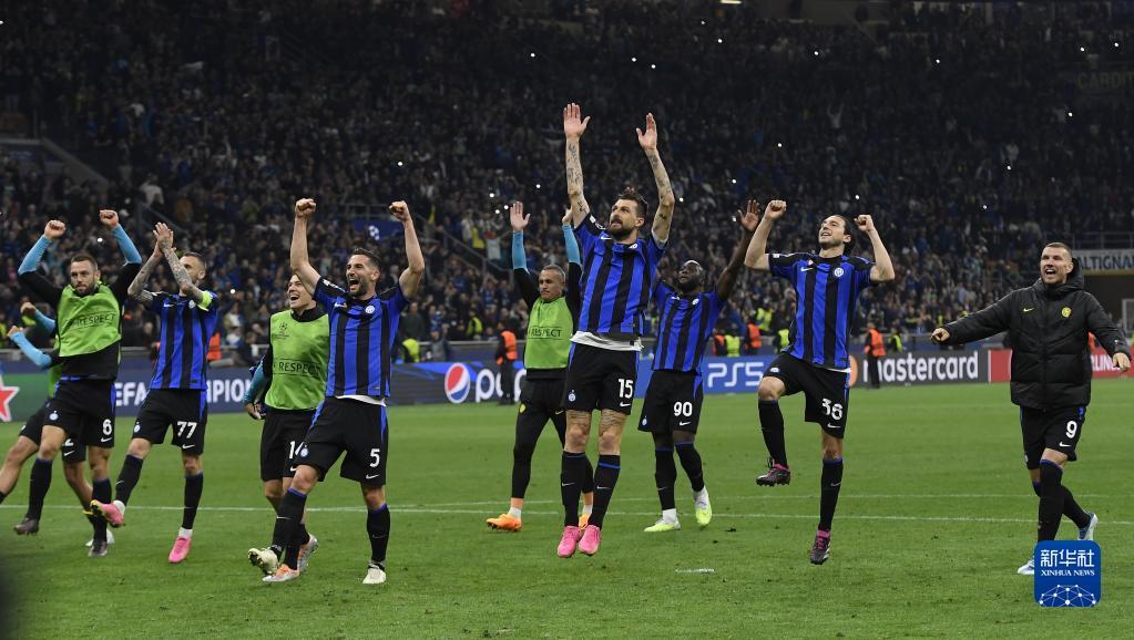 欧冠赛场精彩瞬间：巴萨2-1战胜拜仁,（欧冠焦点之战：巴萨2-1力克拜仁）