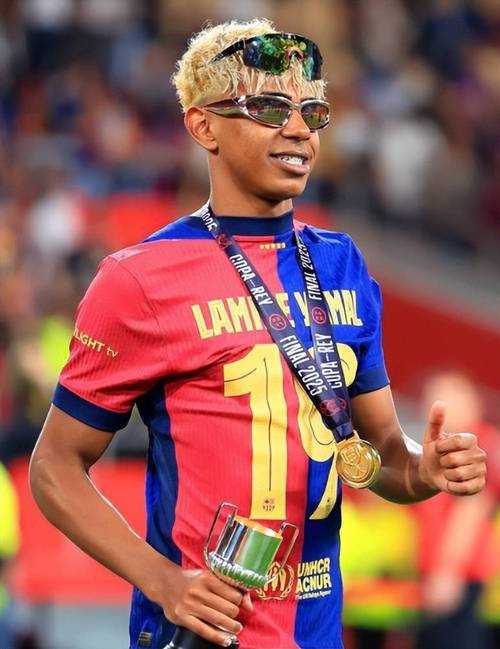 略伦特：我在足球方面很普通，能理解足协与亚马尔之间的问题（略伦特自评平凡：理解足协与亚马尔争议）