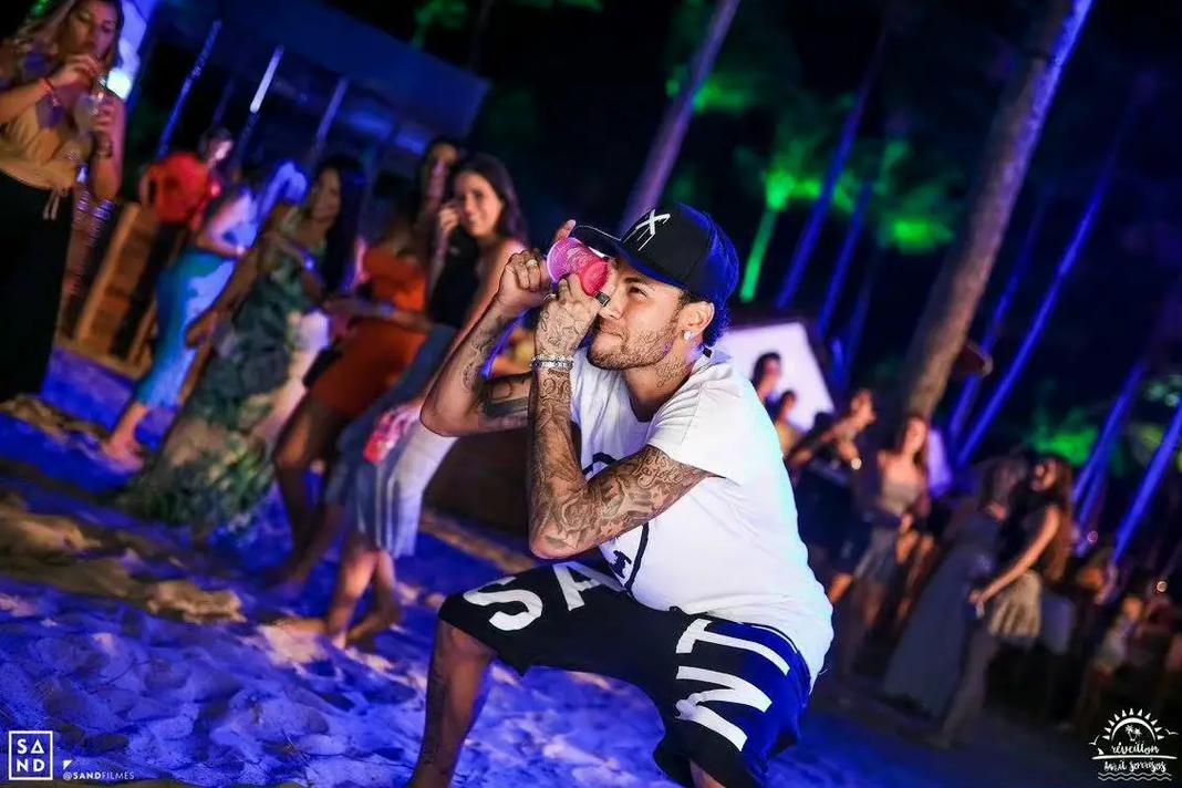 巴塞罗那在逆境中重振旗鼓，佩德里与拉菲尼亚成关键