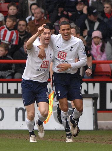 曼联客场不败创英超最长纪录，B费贡献2球1助攻，但防守漏洞明显，积分排名靠后。（曼联客场不败续写英超最长纪录，B费梅开二度并送助攻，防线隐患明显、积分依旧靠后）