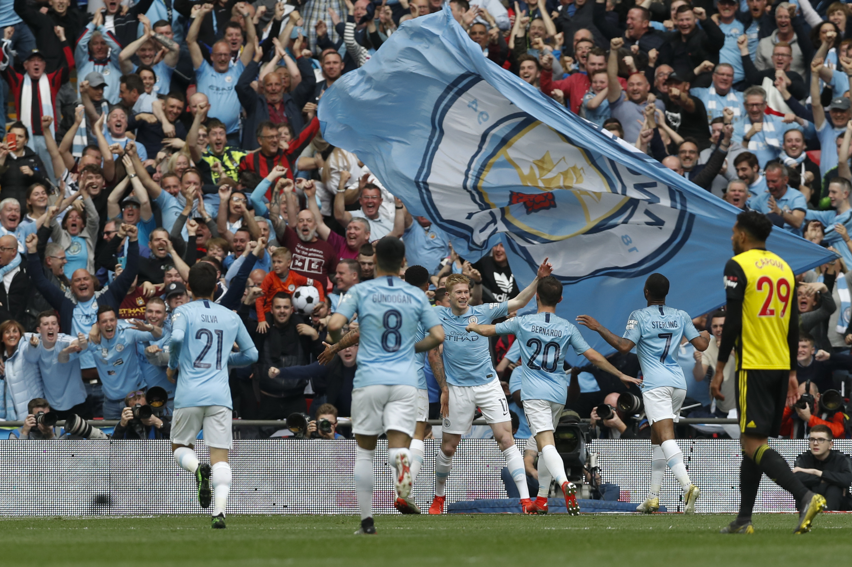 国米大胜晋级+三喜临门！迪乌夫撕掉水货标签，奥西利奥打出明牌