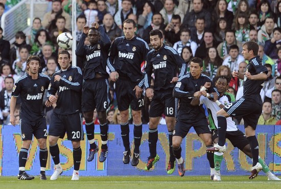 NBA：勇士末节发力 击败雷霆止住颓势