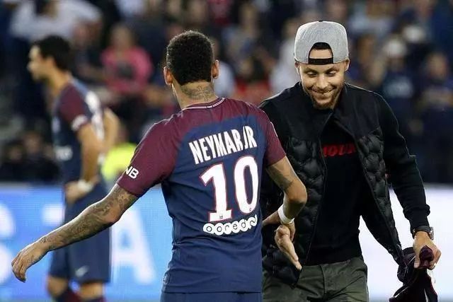 布莱顿总监：许尔策勒非常有才华，他求知欲很强（布莱顿总监称许尔策勒才华横溢，求知欲旺盛）